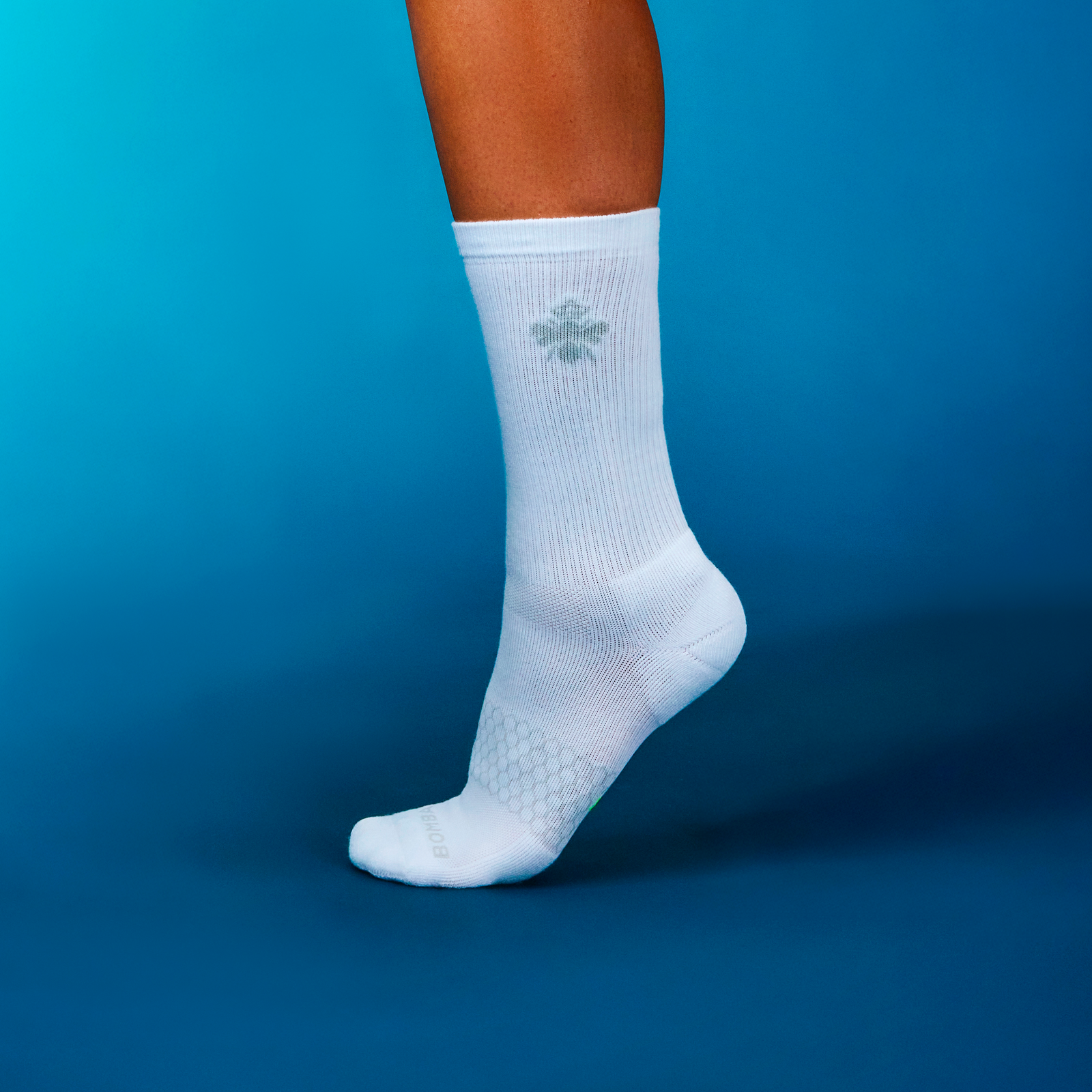 official-bombas::10334-white-harborgrey-adult-unisex-onmodel-0-transparent-v3.png