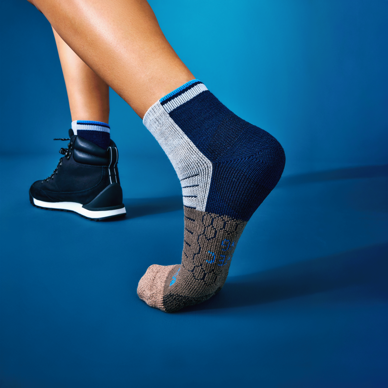 official-bombas::10619-oatmealhtr-adult-unisex-onmodel-0-transparent-v3.png