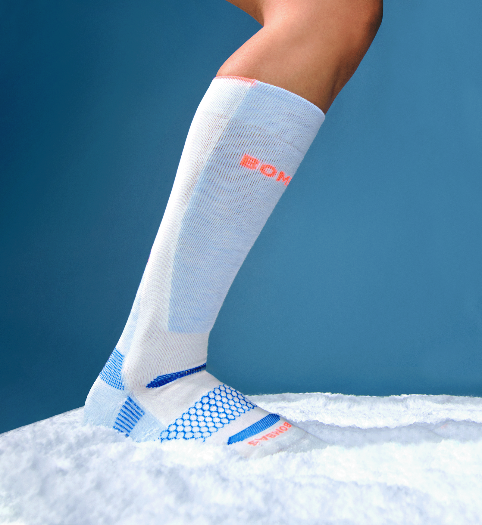 official-bombas::9714-softwhite-bluewhisperhtr-adult-unisex-onmodel-0-transparent.png